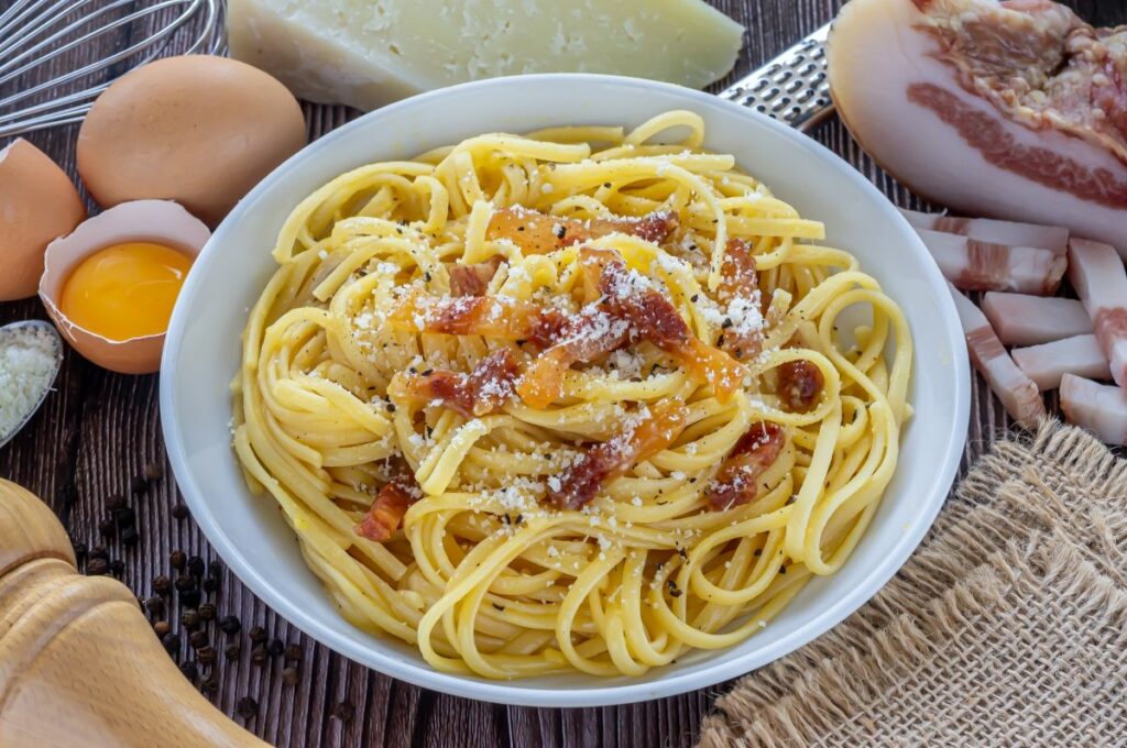 25 typical Italian food - Carbonara