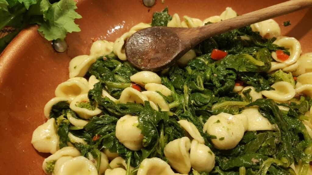 25 typical Italian food - Orecchiette alle cime di rapa