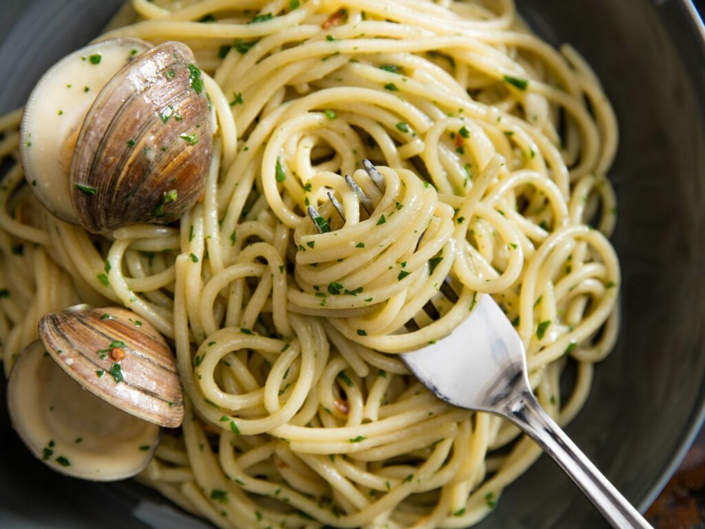 25 typical Italian food - Spaghetti alle vongole